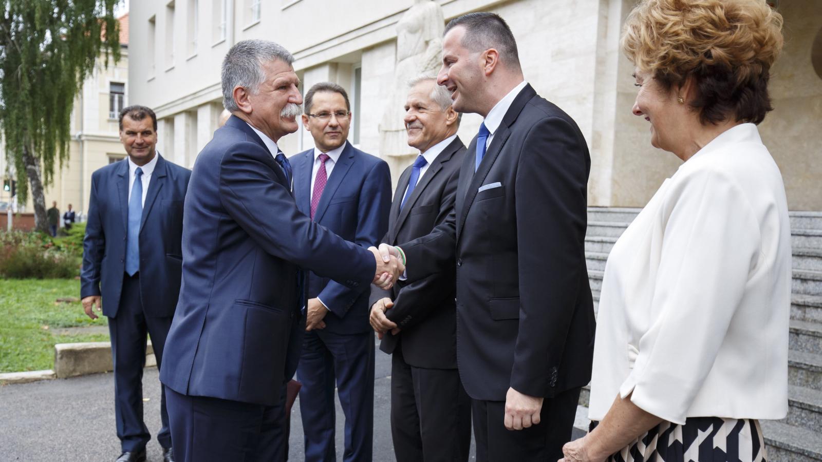 Kövér Lászlót, az Országgyűlés elnökét fogadja Balaicz Zoltán polgármester (j2), Vigh László fideszes országgyűlési képviselő, m