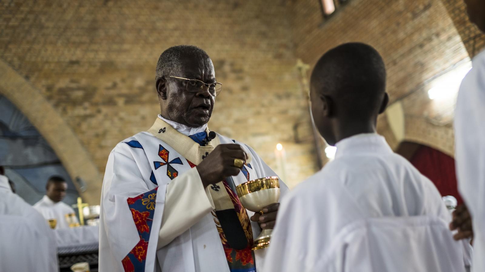 A kép illusztráció, Kinshasa érsekét, Laurent Monsengwo Pasinya bíborost ábrázolja