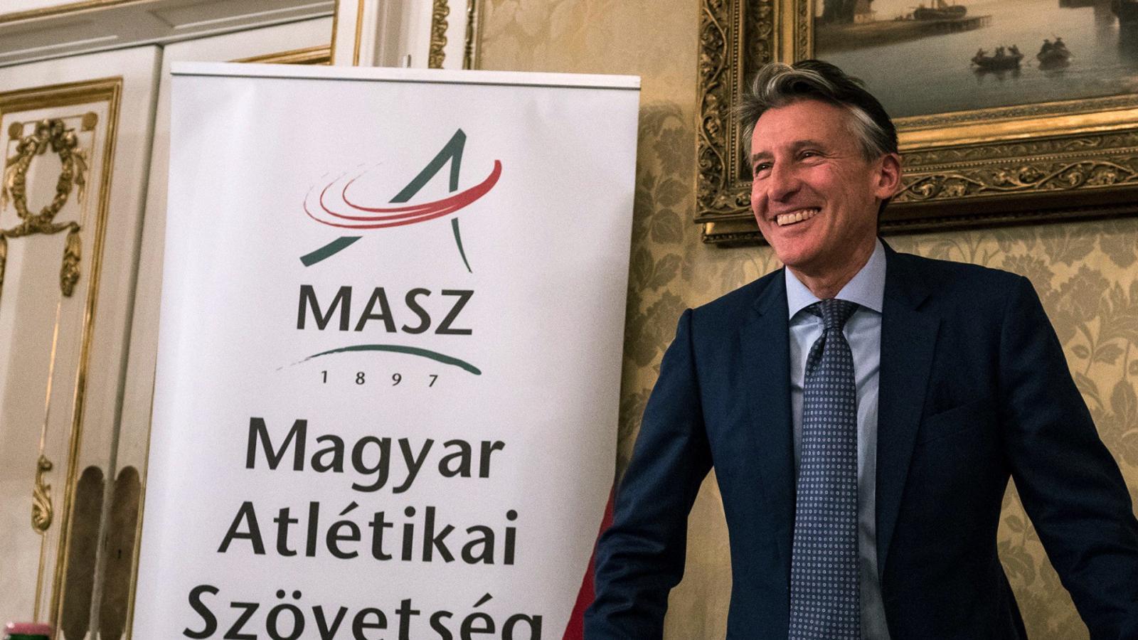 Sebastian Coe, a Nemzetközi Atlétikai Szövetség (IAAF) brit elnöke a Magyar Atlétikai Szövetség budapesti sajtótájékoztatóján