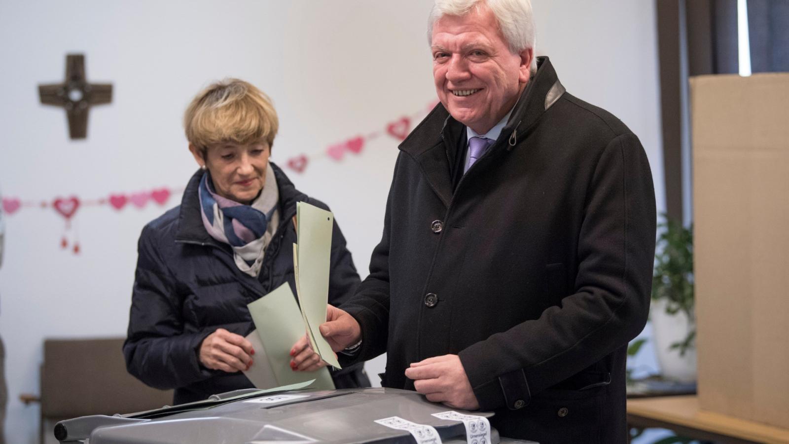 Volker Bouffier (CDU) tartományi miniszterelnök és felesége szavaz