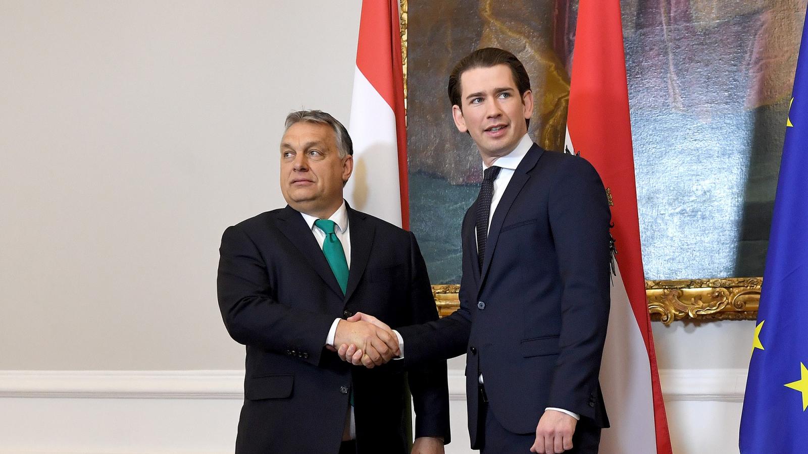 Sebastian Kurz (jobbra) is beszállt az Orbáékat bírálók táborába