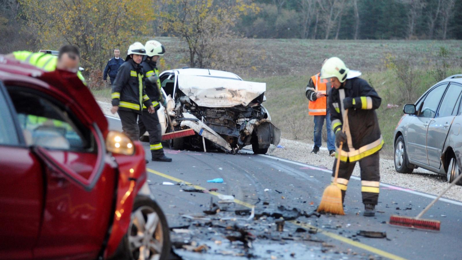 Tűzoltó takarít a gödi hármas karambol helyszínén