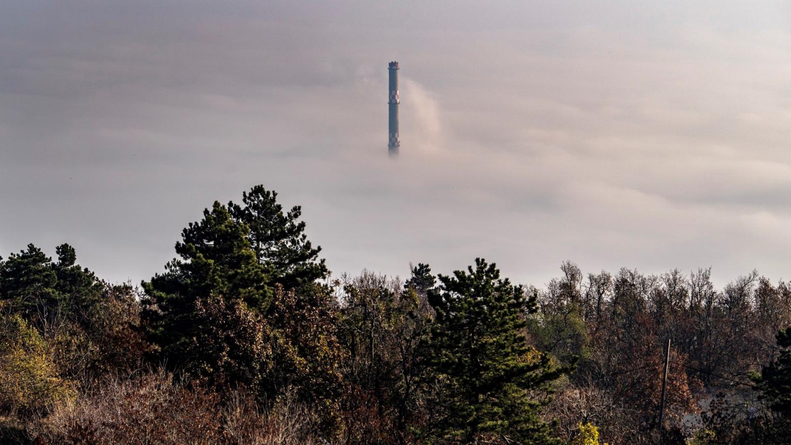 Az óbudai távfűtőmű ködben a Hármashatár-hegyről fotózva 2018. november 9-én