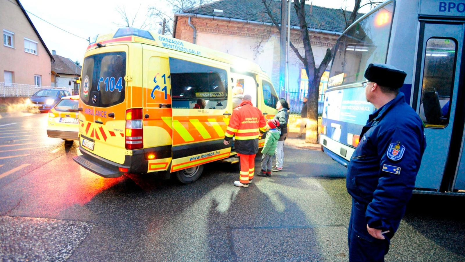 Mentők és rendőrök dolgoznak egy óvoda előtt a XVIII. kerületi Petőfi utcában