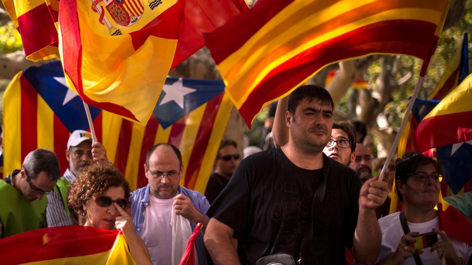 Függetlenségpárti tüntetők a barcelonai parlament előtt FOTÓ: EUROPRESS/GETTY IMAGES/DAVID RAMOS