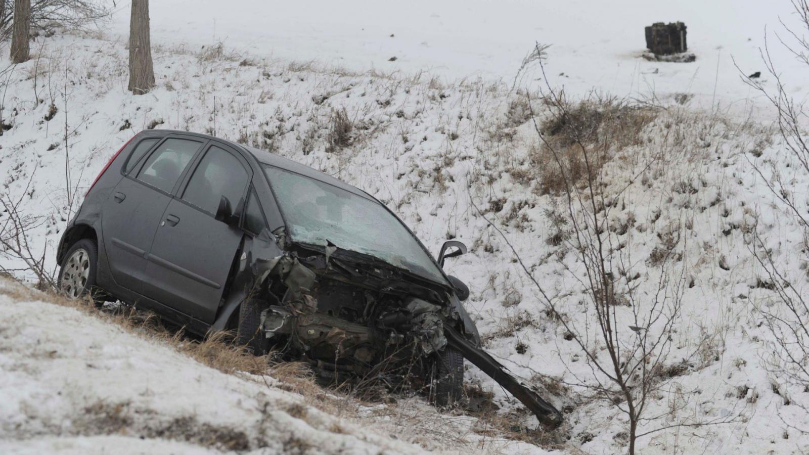 Összetört személyautó Újlengyel és Nyáregyháza közötti úton 2018. december 20-án