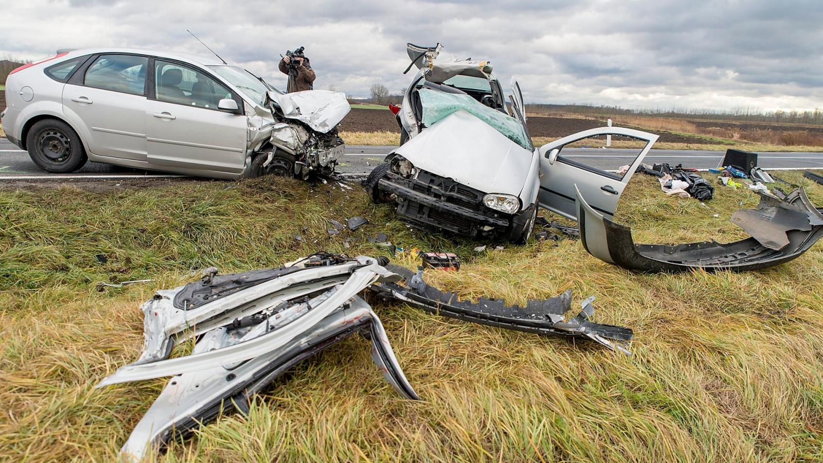 Ütközésben összetört személygépkocsik a 83-as főúton Győr és Győrszemere között 2018. december 24-én