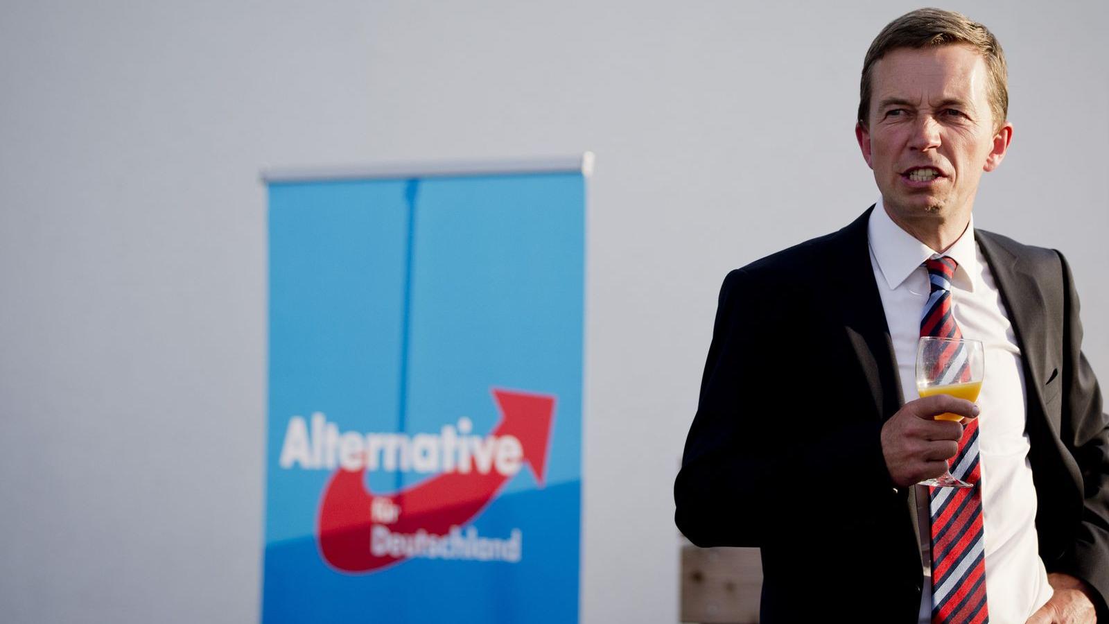 Bernd Lücke, az AfD első embere narancslevét kortyolgatja FOTÓ: EUROPRESS/GETTY IMAGES/AXEL SCHMIDT