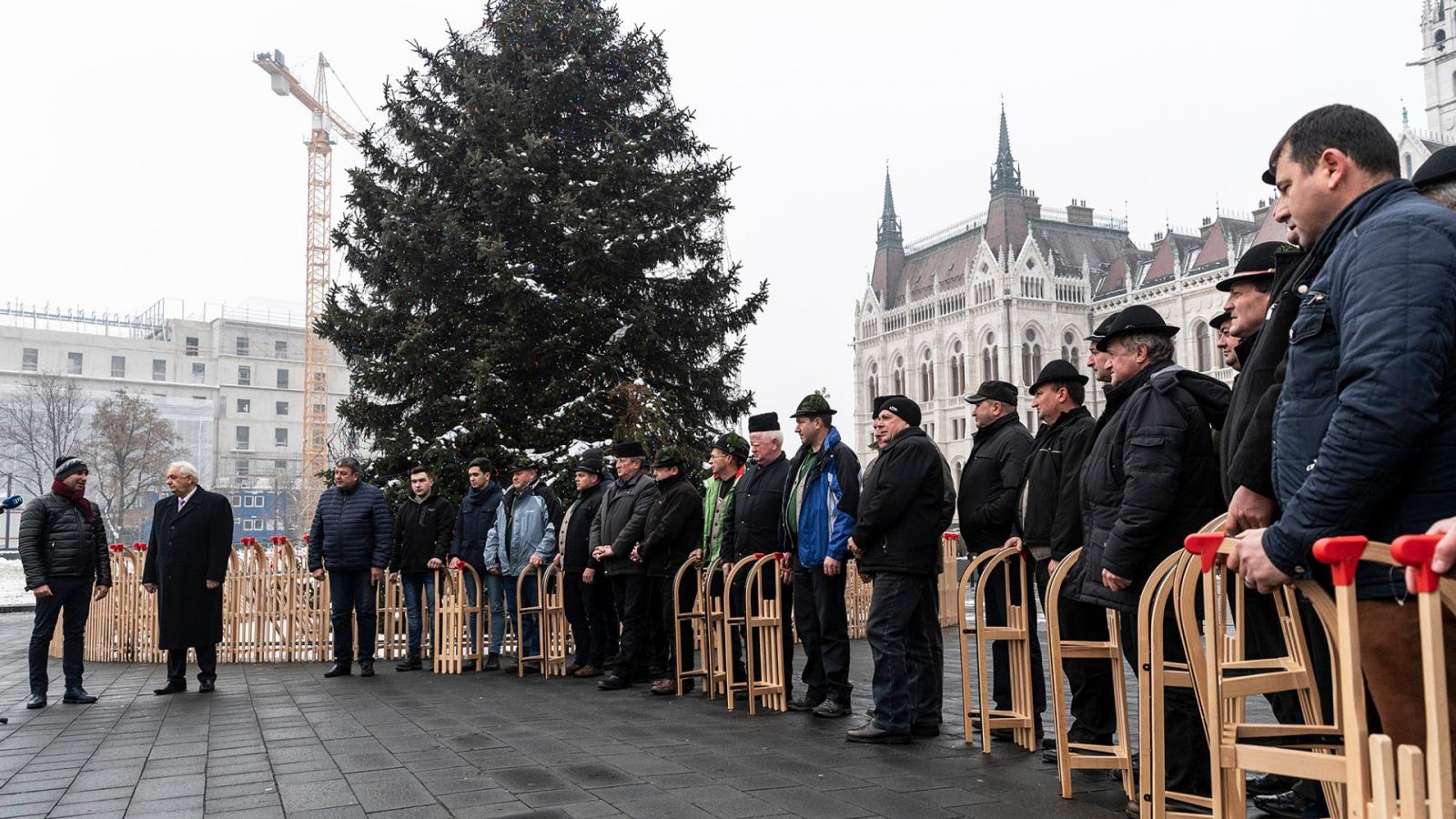 A Gyimes Völgye Férfikórus tagjai tíz szánkót hoztak, hogy részben pótolják a december közepén tartott tüntetésen ellopott, megr