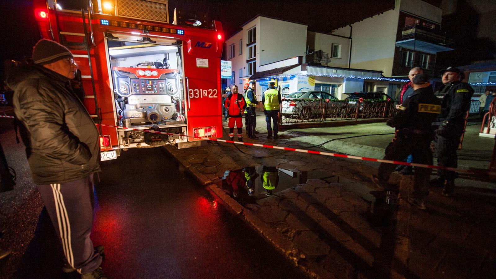 Tűzoltók, rendőrök a lengyelországi Koszalin városban történt tragédia helyszínén, 2019. január 4-én