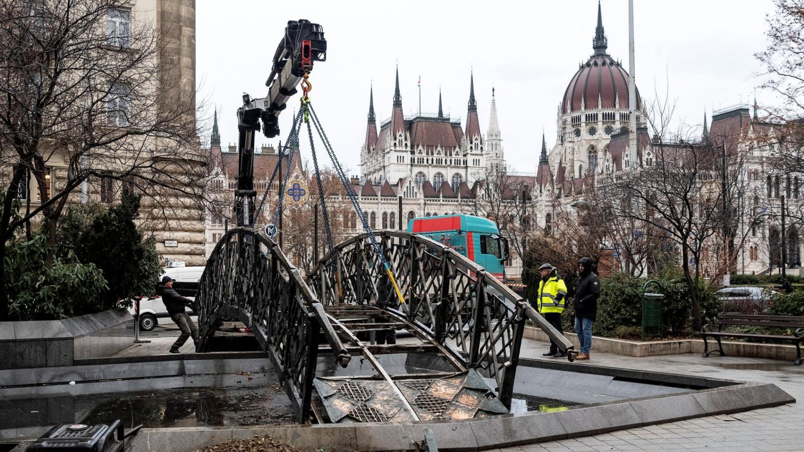 Sokan biztosra veszik, hogy politikai okok miatt szállították el a szobrot