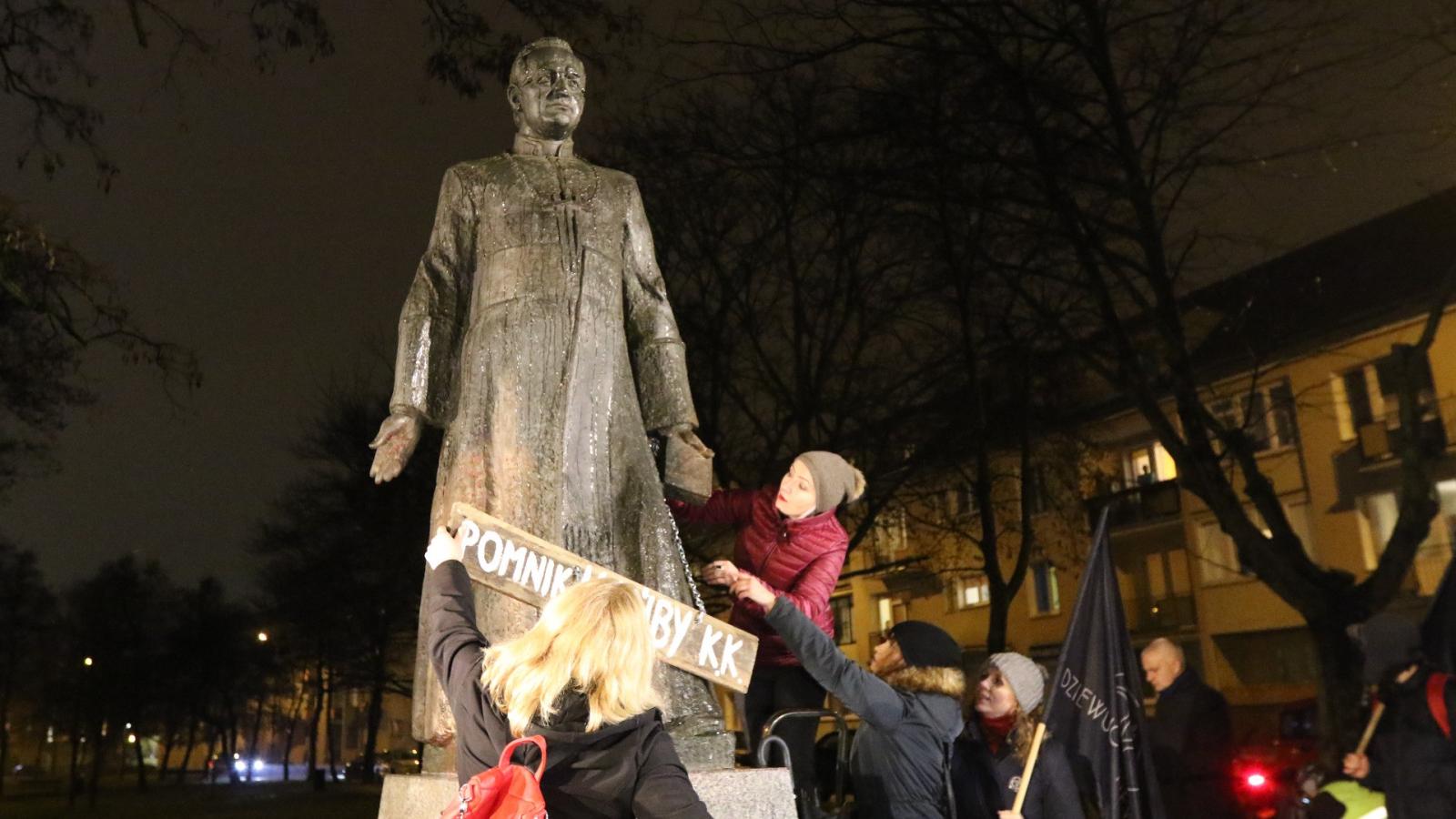 A kép 2018 decemberében készült, szintén egy a szobor eltávolítását követelő demonstráción.