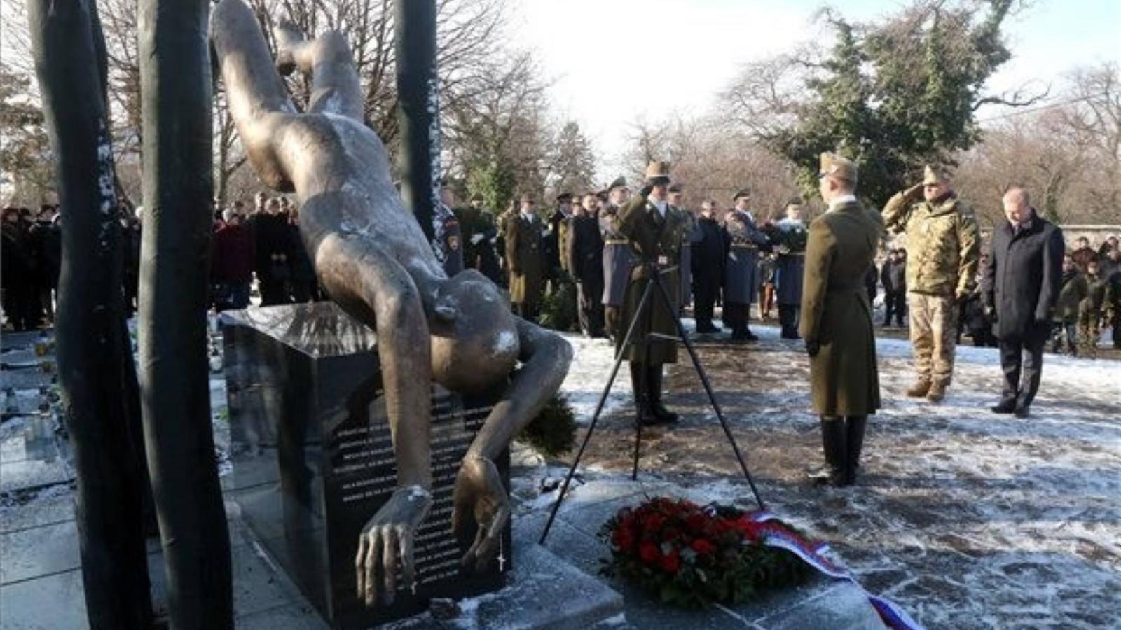 Benkő Tibor honvédelmi miniszter és Korom Ferenc altábornagy, a Magyar Honvédség parancsnoka megkoszorúzza a hejcei emlékművet