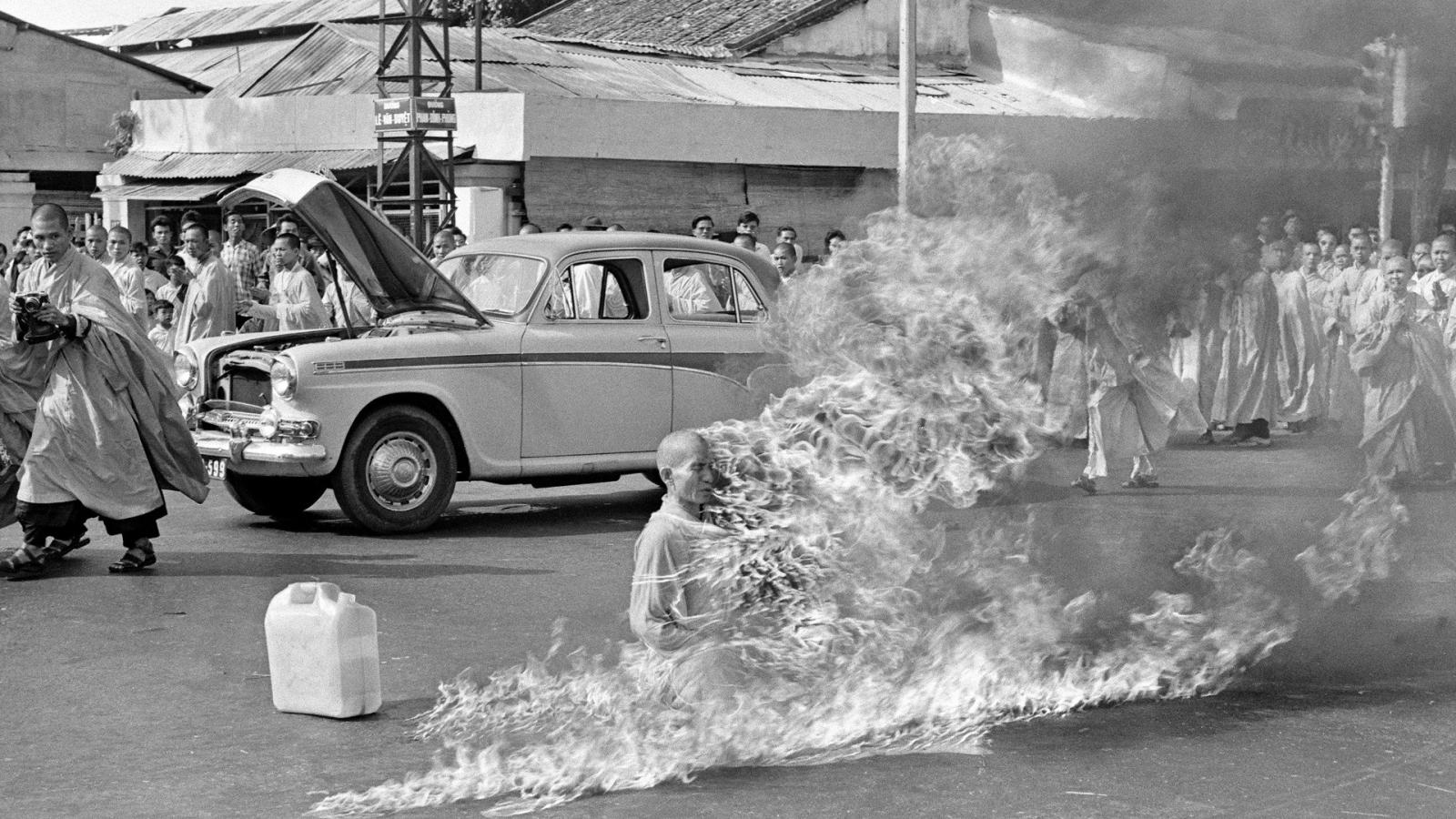 Thich Quang Duc buddhista szerzetes 1963 júniusában, Saigonban, Malcolm Browne Pulitzer-díjas fotóján