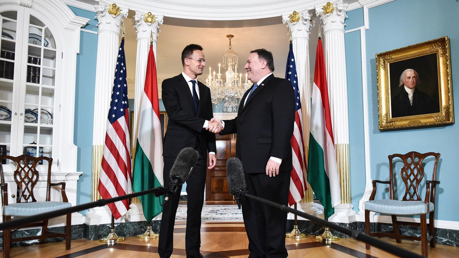 Szijjártó Péter magyar és Mike Pompeo amerikai külügyminiszter. Hasonló álláspontot képviselnek