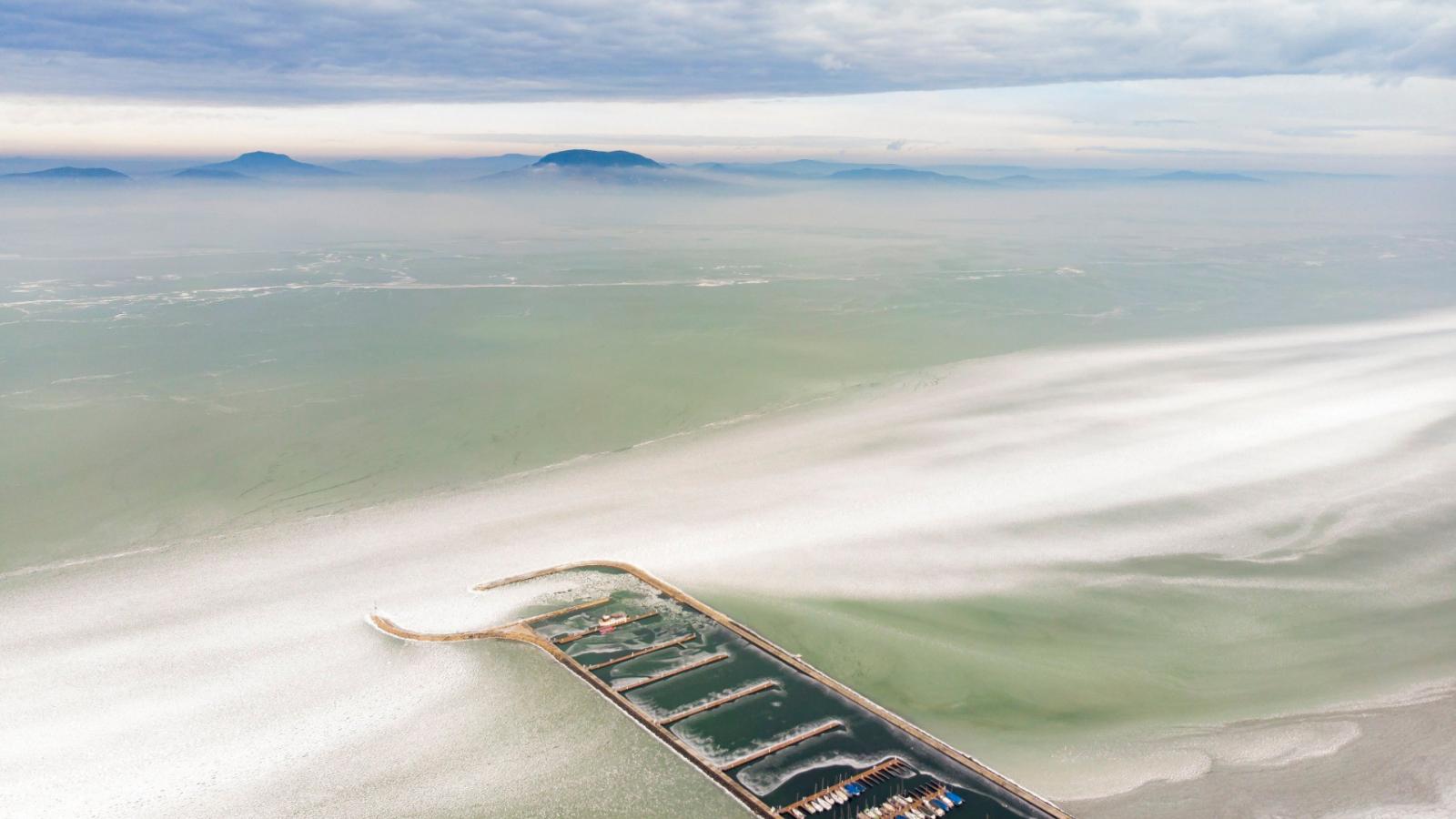 A jeges Balaton a balatonfenyvesi kikötőnél