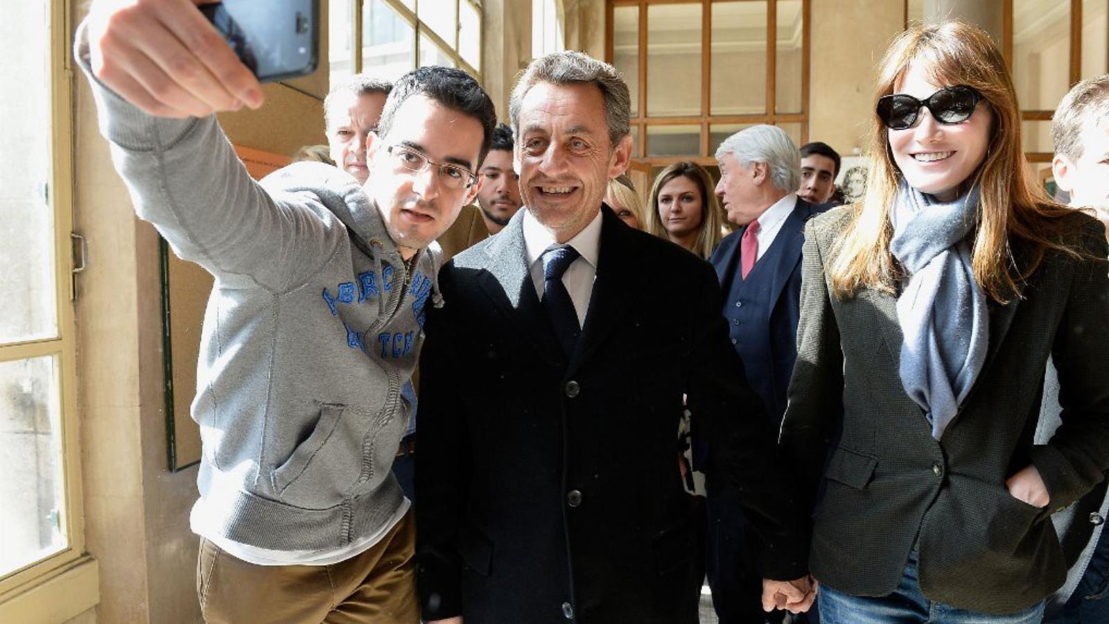 Selfie-t készít a Sarkozy házaspár egyik ifj ú rajongója FOTÓ: EUROPRESS/GETTY IMAGES/PASCAL LE SEGRETAIN