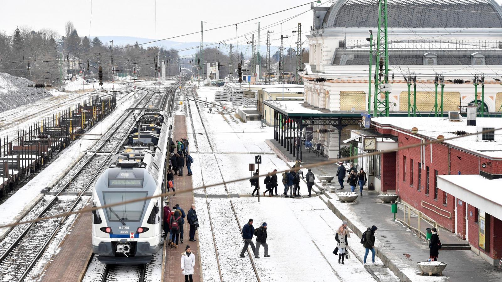 Flirt motorvonat a gödöllői vasútállomáson 2019. január 24-én