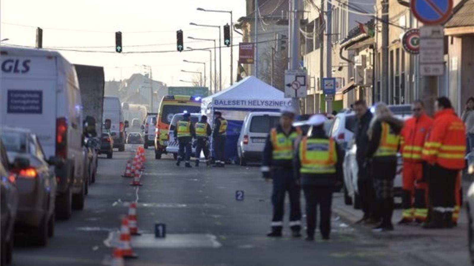 Rendőrök helyszínelnek 2019. február 6-án a XXIII. kerületi Grassalkovich úton, ahol egy teherautó halálra gázolt egy gyalogost