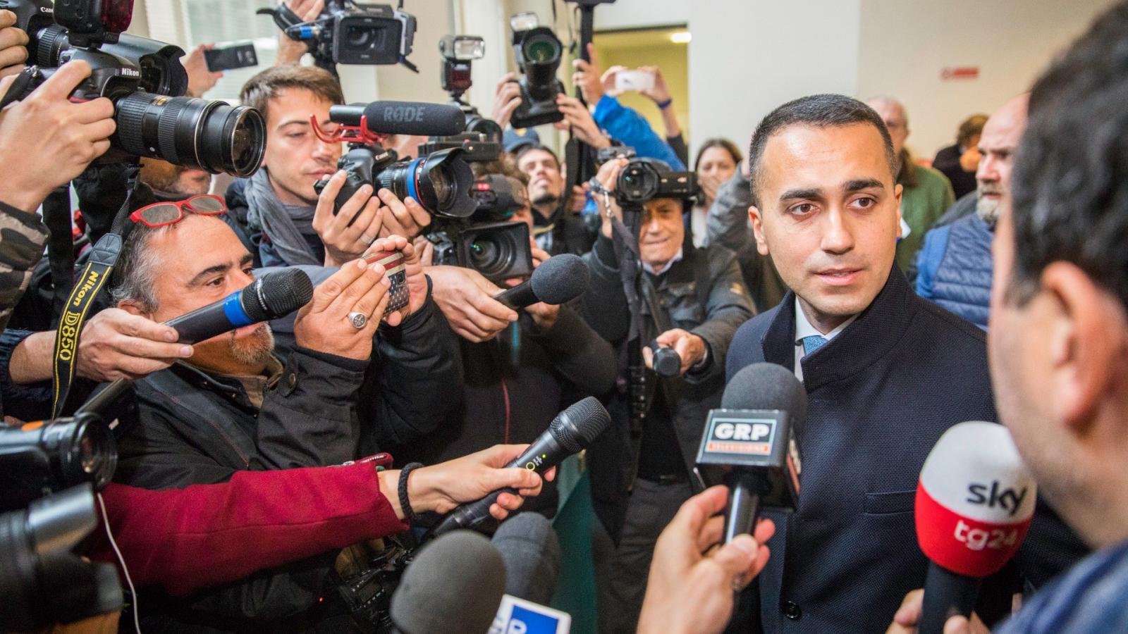 Luigi Di Maio hangsúlyozza, hogy az Öt Csillag Mozgalom vezetőjeként találkozott a francia testvérpárt elnökével, amihez joga va