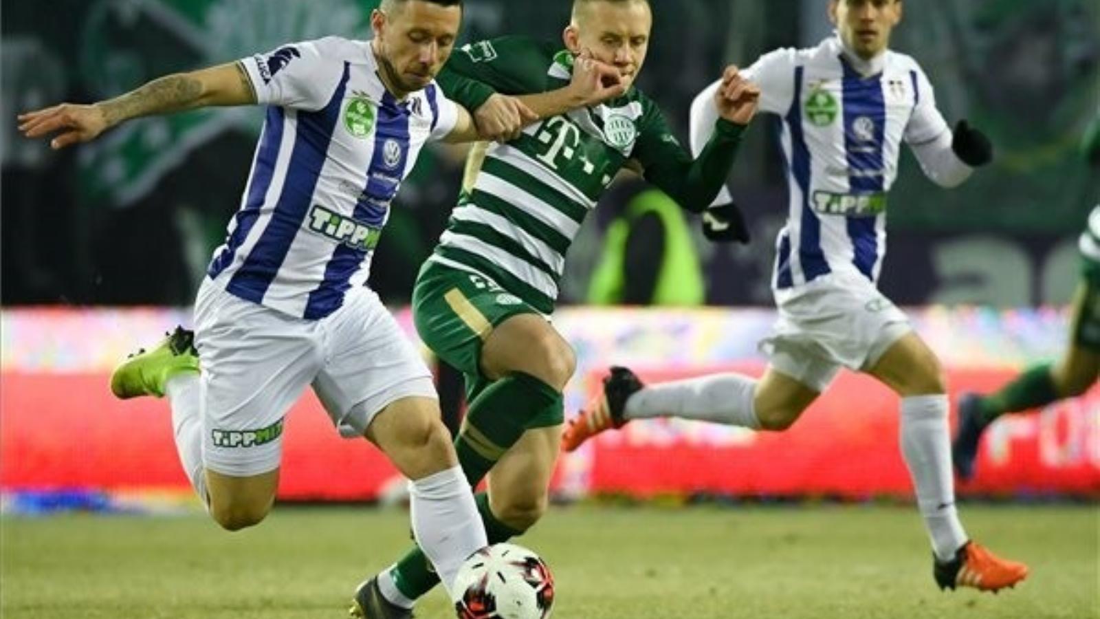 Az újpesti Branko Pauljevic és ferencvárosi Ivan Petrjak a labdarúgó OTP Bank Liga 20. fordulójában játszott Újpest FC - Ferencv