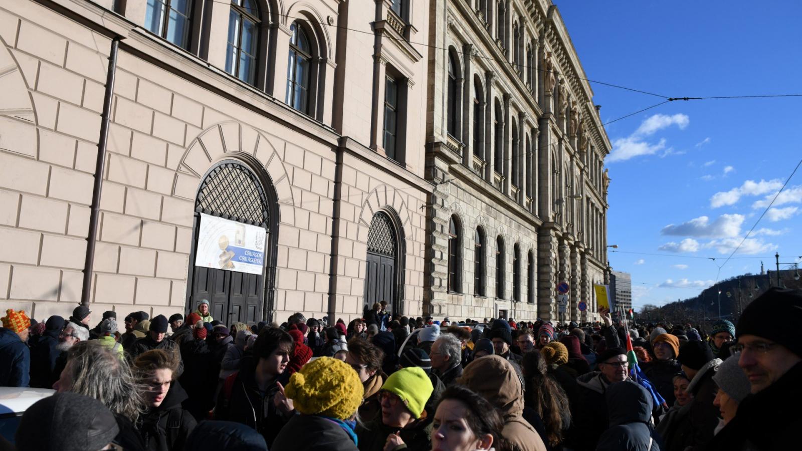 nemcsak élő lánc lett, de végül a tömeg több sorban is körbe tudta venni az épületet