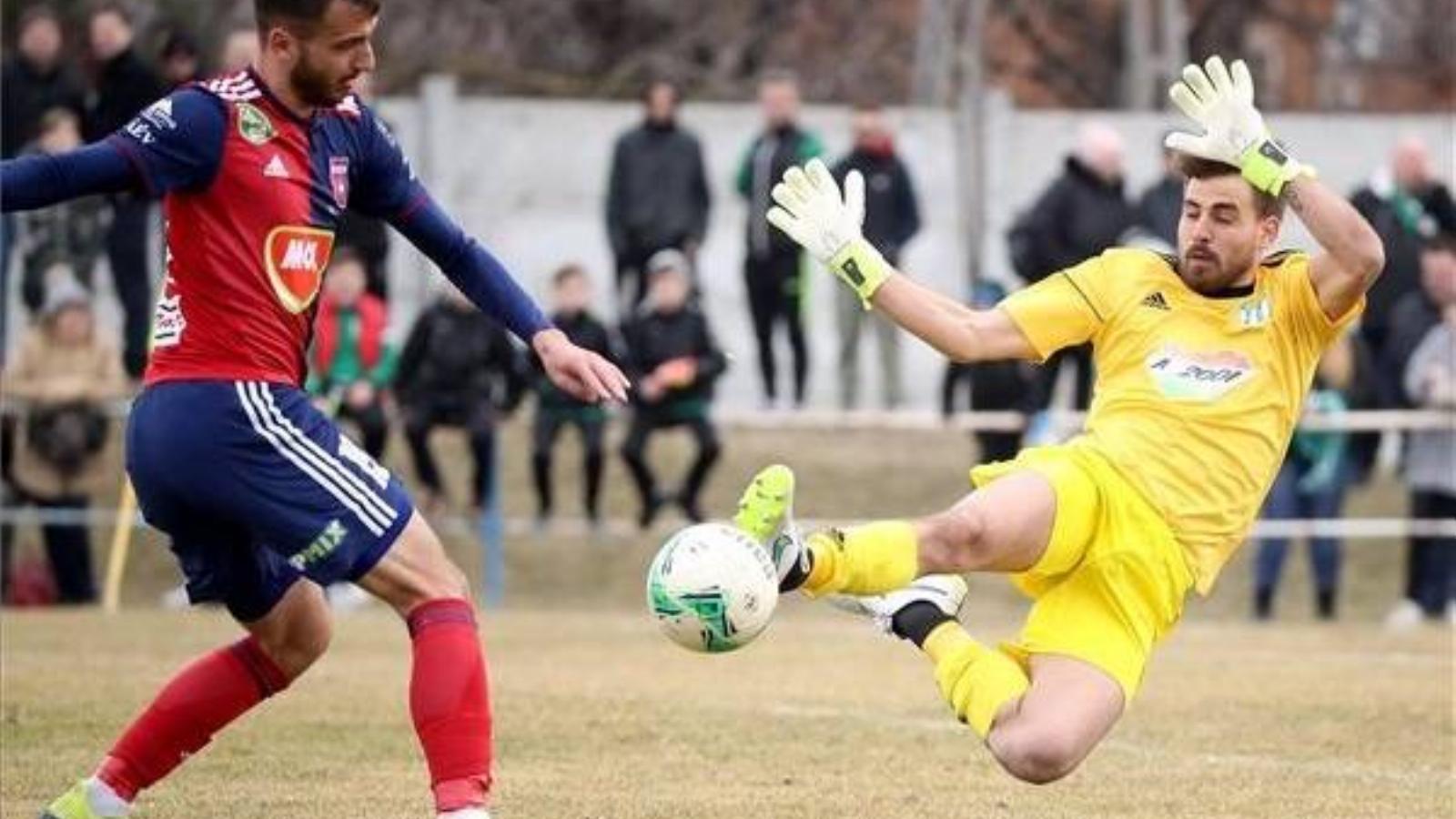 A székesfehérvári Nikolov Boban (b) és a taksonyi Iváncsics Alex a Taksony SE - MOL Vidi FC mérkőzésen