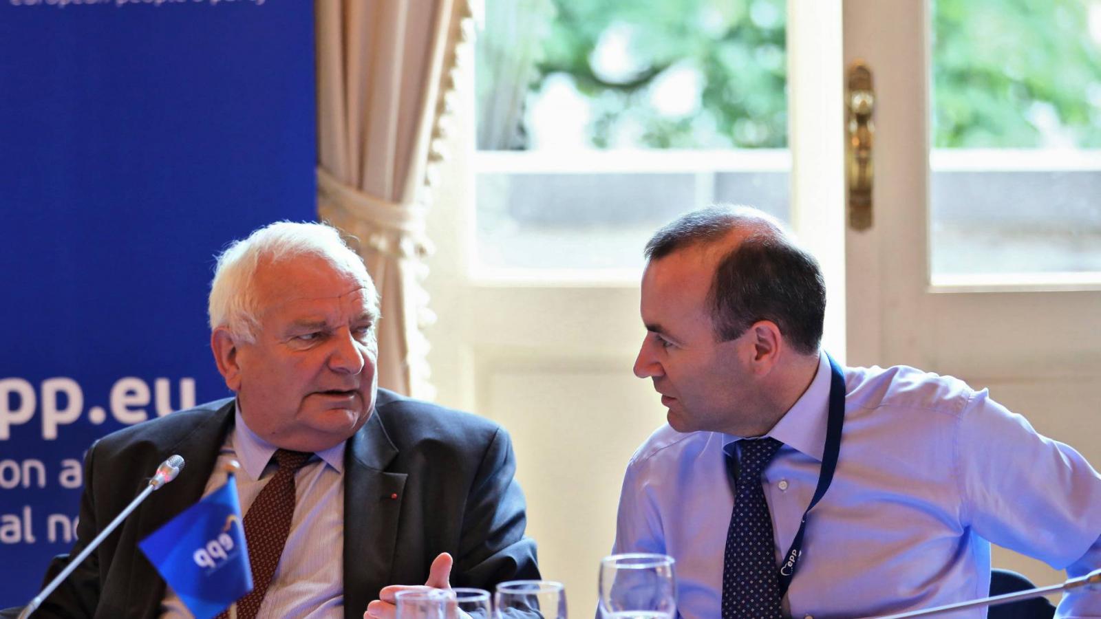 Manfred Weber (jobbra) engedékeny lenne, Joseph Daul viszont ragaszkodik ahhoz, hogy voksolás is legyen szerdán a magyar kormány