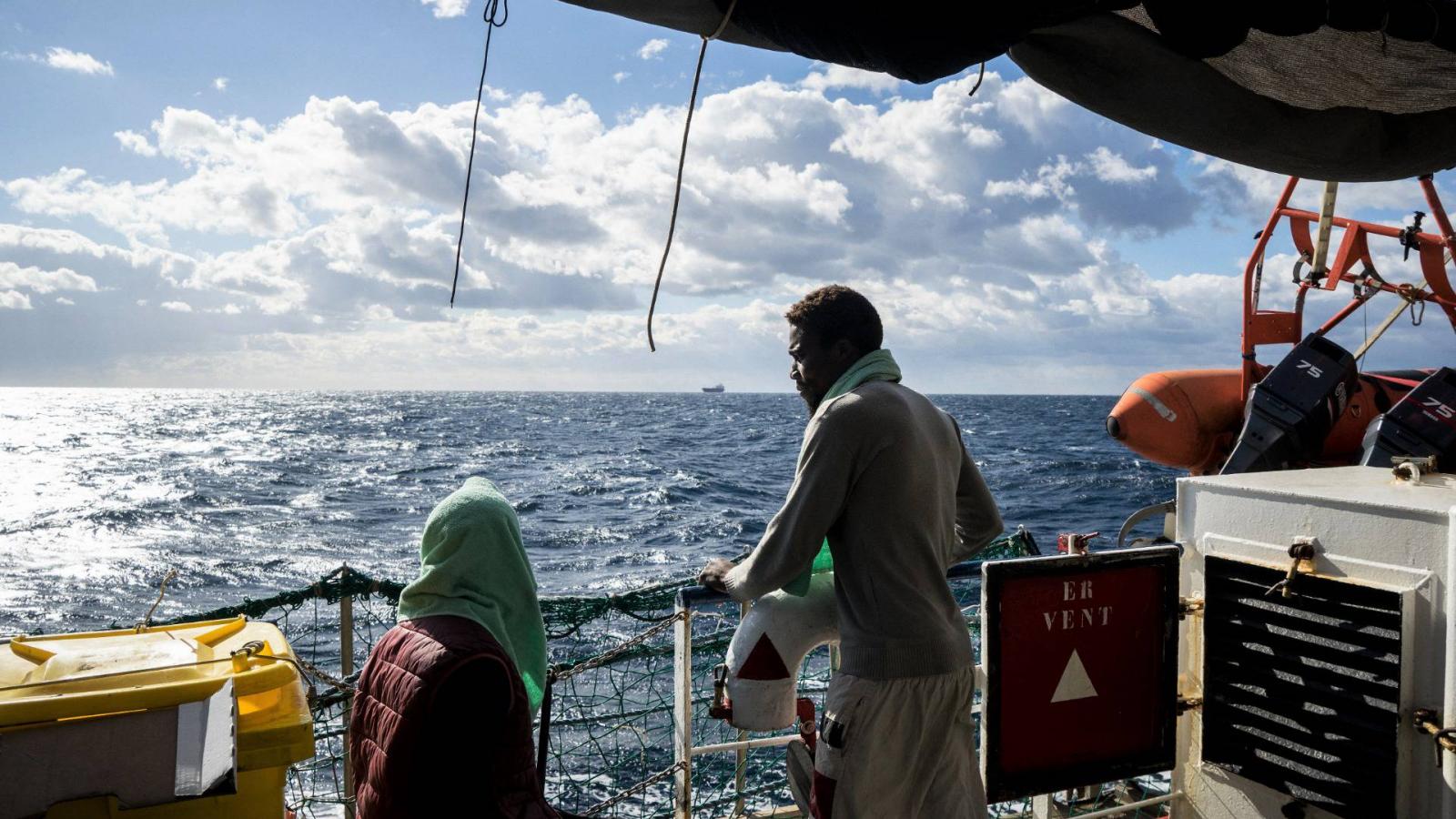 A Földközi-tengerről kimentett migránsok várakoznak egy civil mentőhajó a Sea Watch fedélzetén. A kép illusztráció