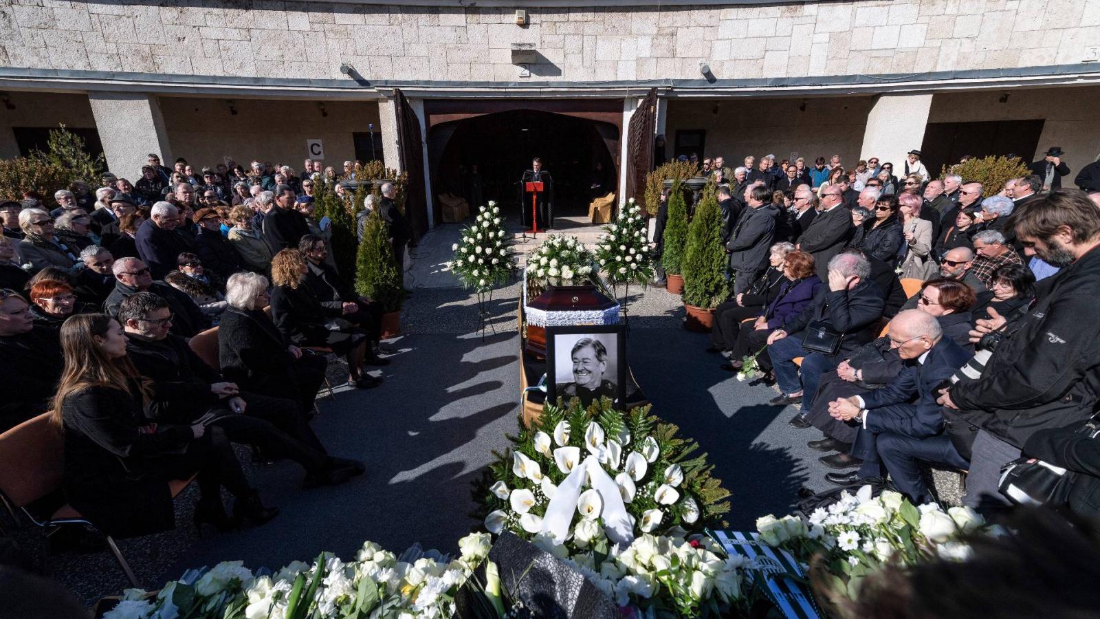 Koós János táncdalénekes, előadóművész, humorista, színész temetése a Farkasréti temetőben 2019. március 20-án.