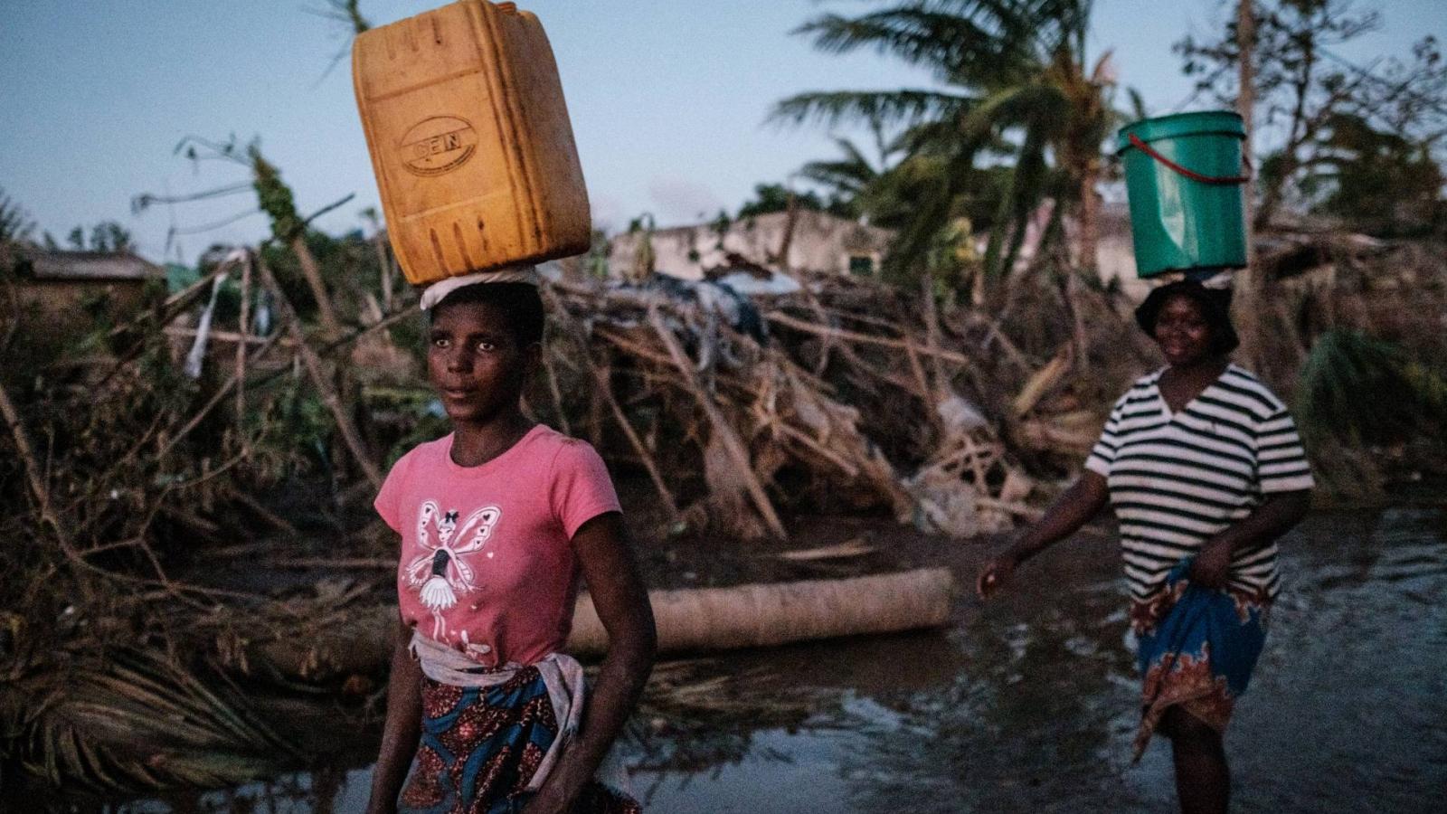 Vizet hordó nők egy az Idai ciklon által sújtott mozambiki városban