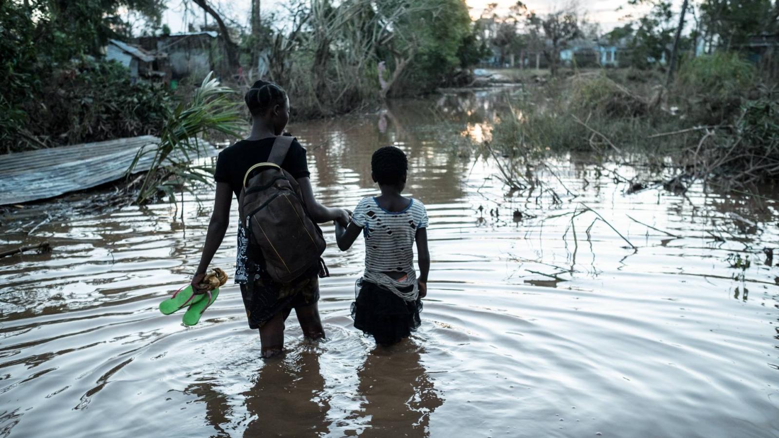 Testvérpár az egyik Idai ciklon sújtotta mozambiki város elárasztott utcáján