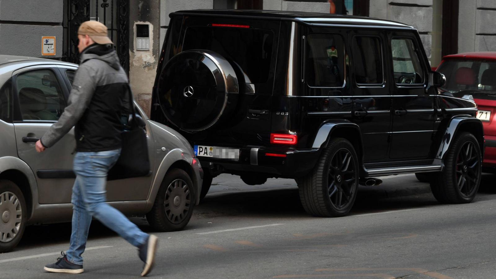 Egy német rendszámú AMG G63 Mercedes, olyan, mint amiben Tiborczot látták