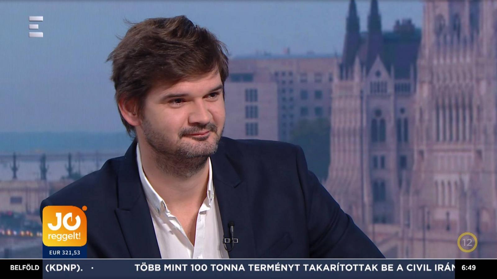 Kobza Miklós lapszemlét tart az Echo tévében