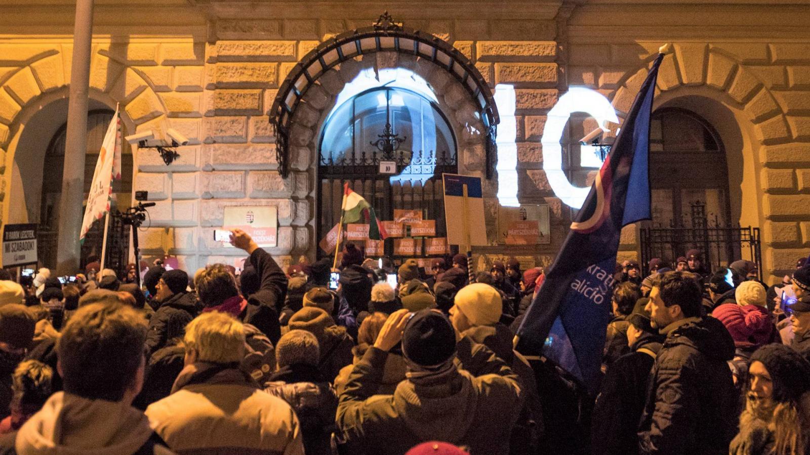 Az ellenzék már többször tüntetett az Állami Számvevőszéknél a „politikai büntetések” ellen