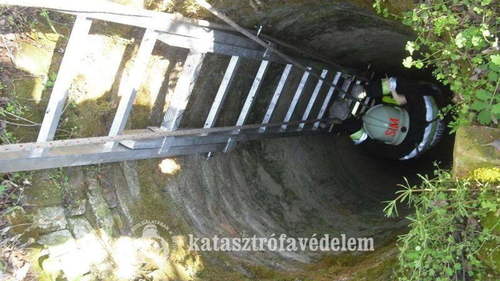 Tűzoltó a kútban egy korábbi mentésnél