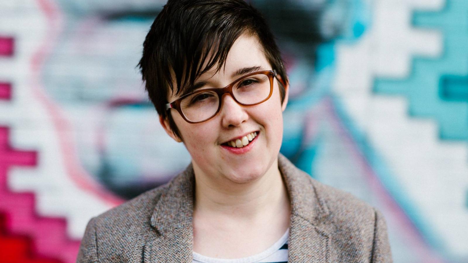 Lyra McKee. A meggyilkolt újságírónőt több százan búcsúztatták április 19-én