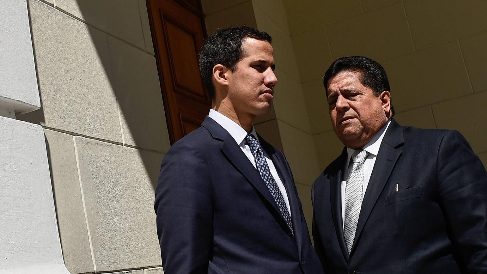 Juan Guaido és dgar Zambrano (jobbról)