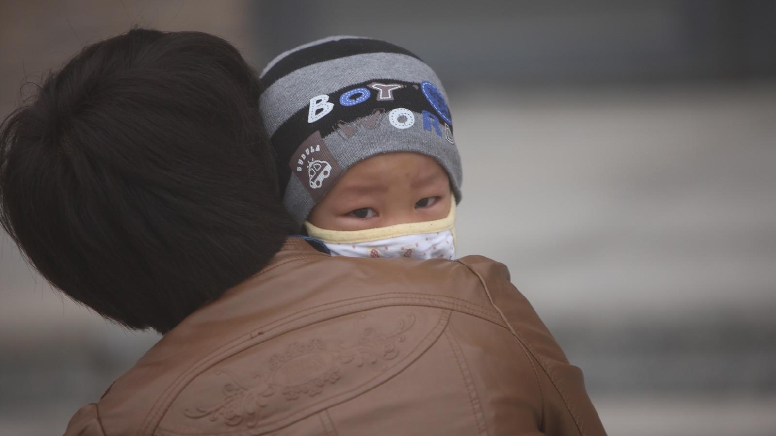 Kisfiú az édesanyjával, Észak-Kínába. Fotó: ChinaFotoPress/Getty Images.