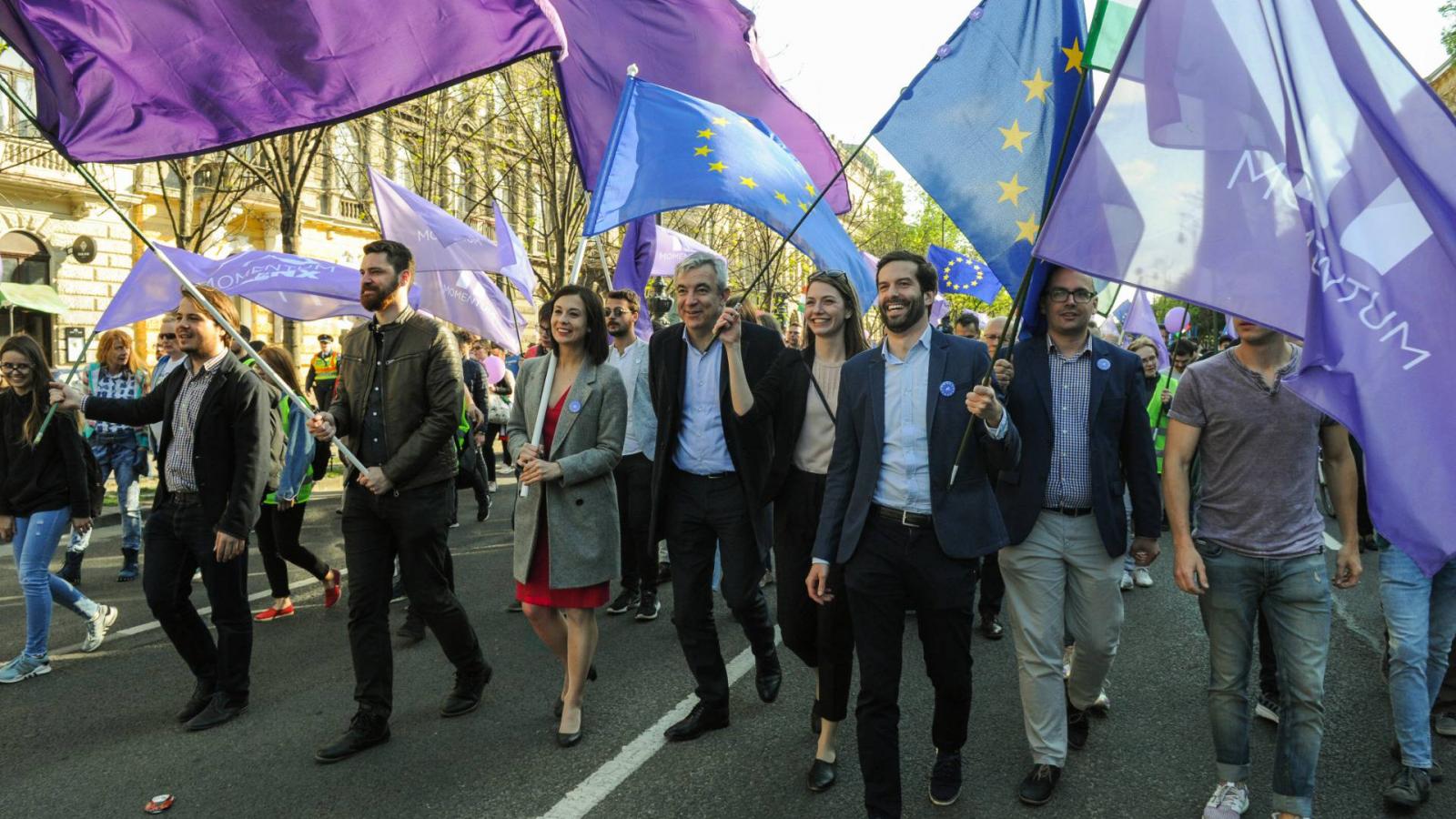 A Momentum vezetői egy tüntetésen