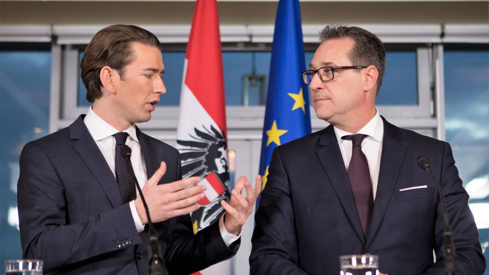 Sebastian Kurz osztrák kancellár (balra) és Heinz-Christian Strache alkancellár próbál távolságot tartani a szélsőségesektől