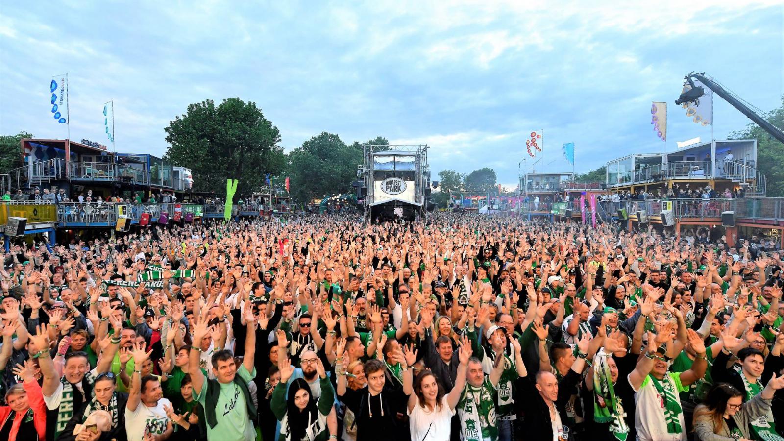 A Ferencváros szurkolói több ezren gyultek össze a Budapest Parkban, hogy együtt örüljenek a csapat sikerének