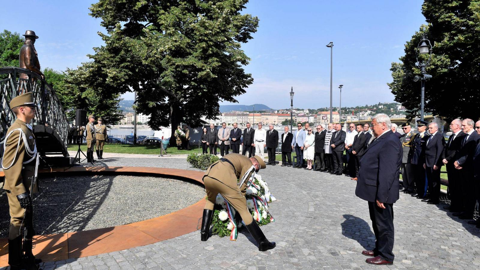 Lomnici Zoltán, az Emberi Méltóság Tanácsa elnöke koszorúz Nagy Imre és mártírtársai újratemetésének harmincadik évfordulóján Nagy Imre szobránál.