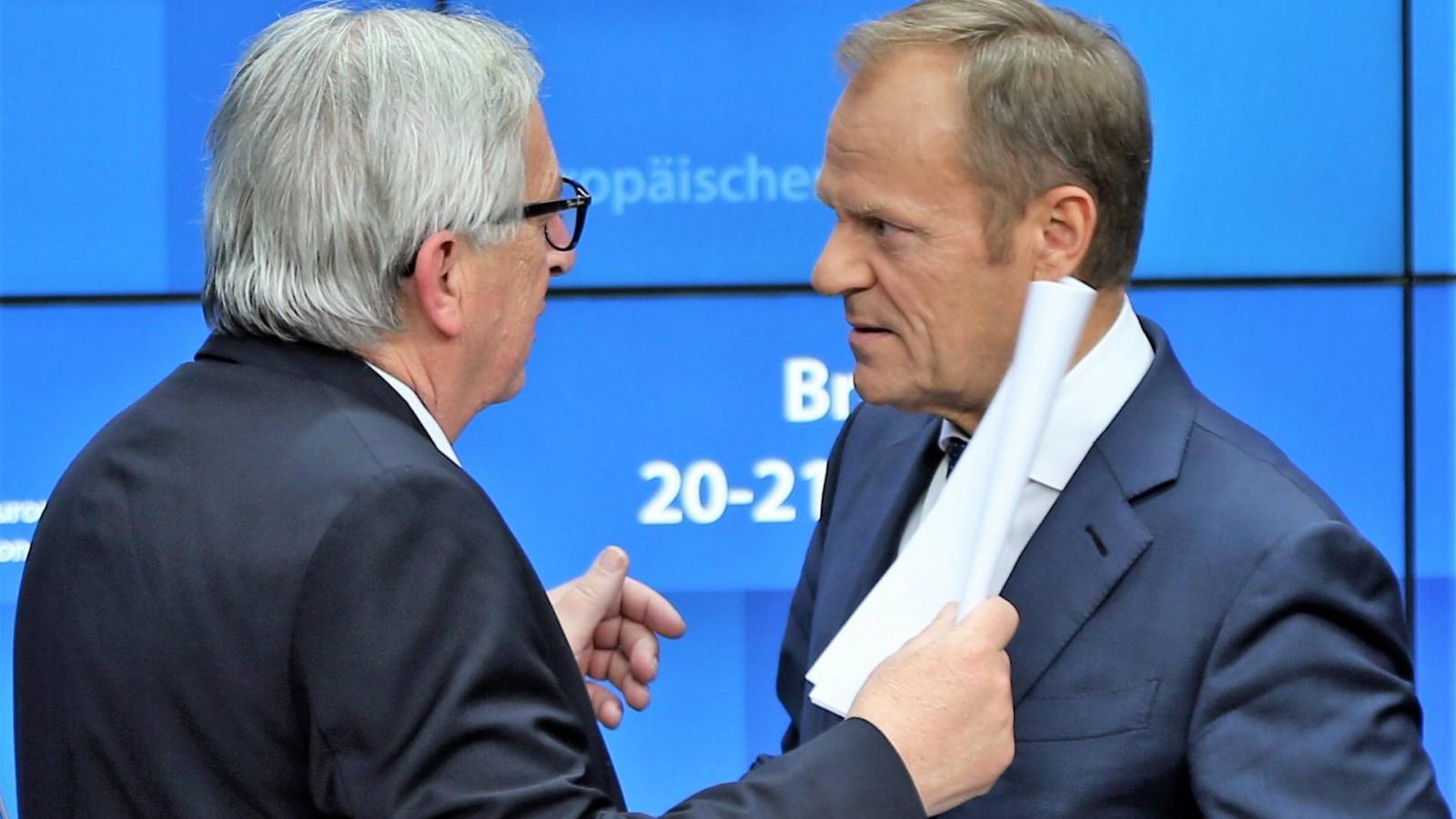 Jean-Claude Juncker, az Európai Bizottság jelenlegi elnöke (b) és Donald Tusk, az Európa Tanács elnöke (j) egyeztet brüsszeli sajtótájékoztatójukon, 2019.06.20-án