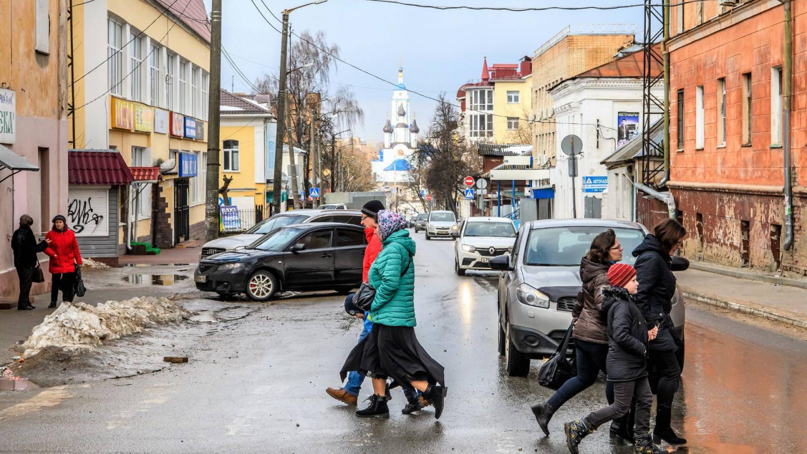 „Mosolyogj a szembejövőre!” – szólítja fel a transzparens a Moszkvától 200 km-re fekvő Kaluga járókelőit