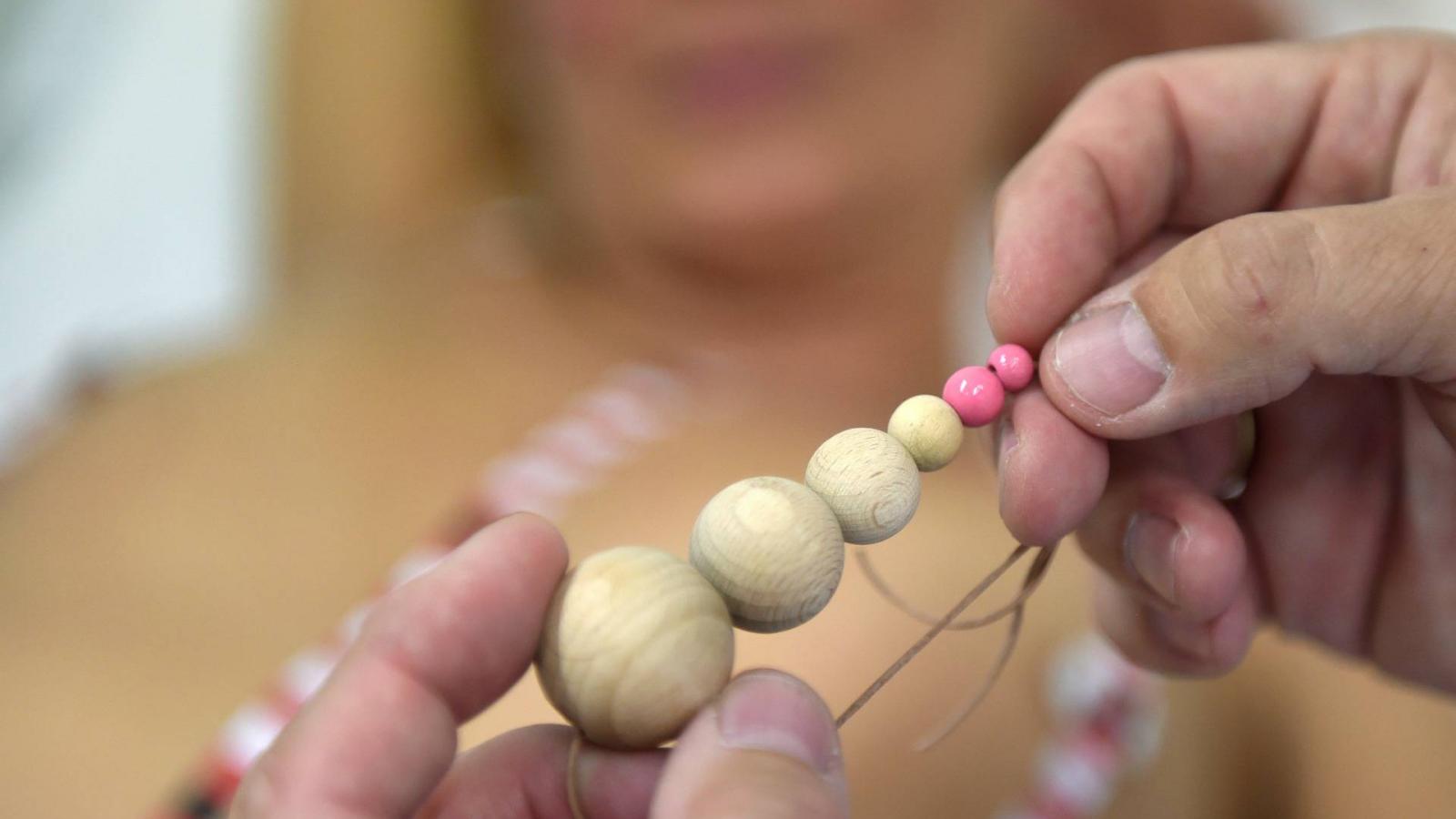 A csomó méretét mutatja egy orvos a paciensének