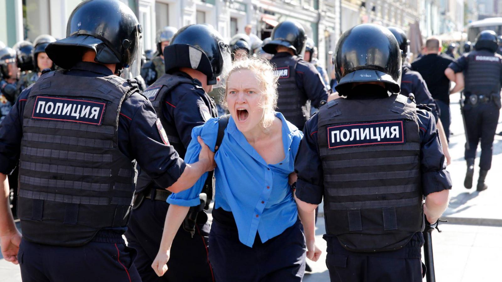 Kormányellenes tüntetőt visznek el  rendőrök 2019. július 27-én, Moszkvában