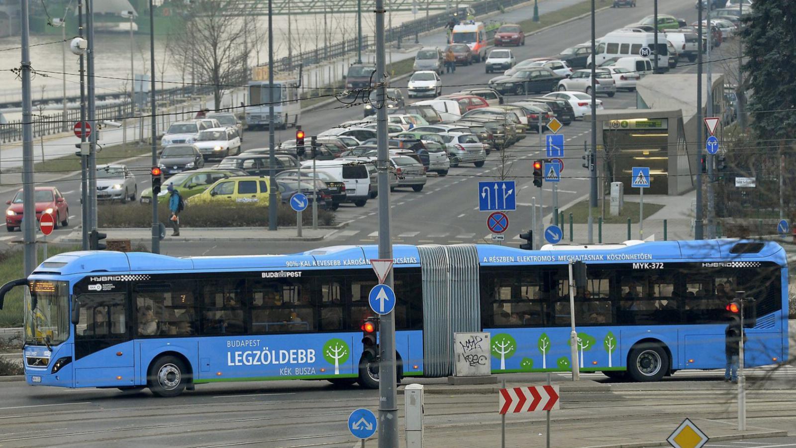 Az első vadonatúj Volvo, az Euro 6-os kibocsátási normának megfelelő, dízel-elektromos hajtású hibrid csuklós autóbusz halad a S