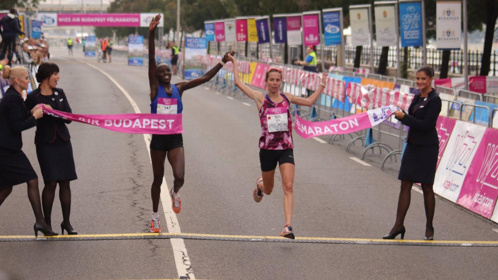 Kácser Zita (jobbra) és Hellen Jepkosgei Kimutai (Kenya) a 2019. évi Budapest Félmaraton céljában