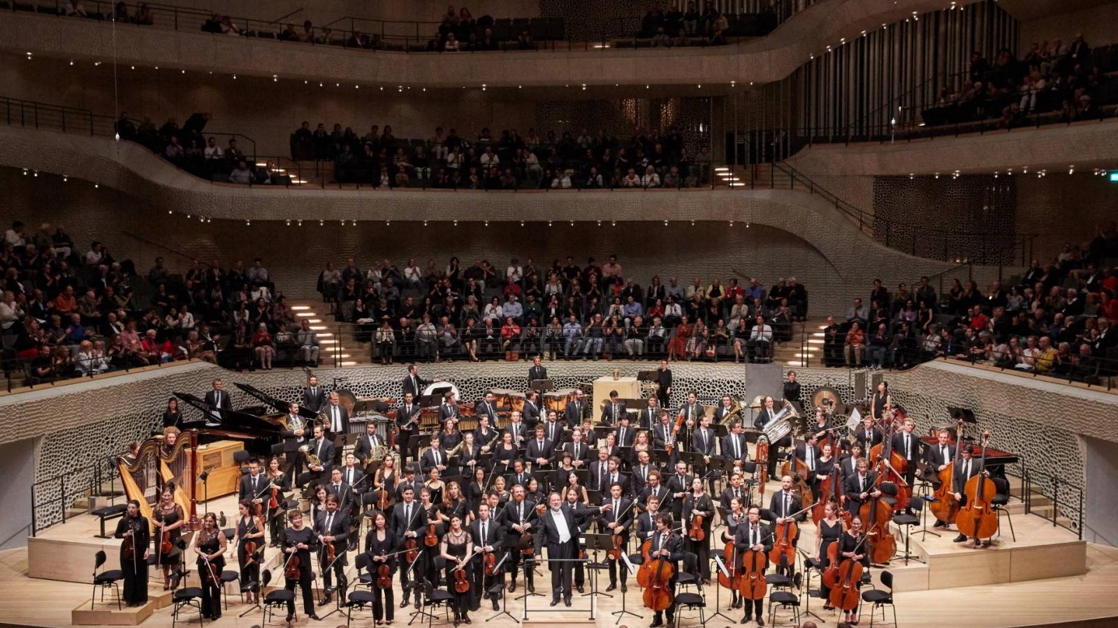 Az Orchestra of the Lucerne Festival Alumni és az impozáns hangversenyterem